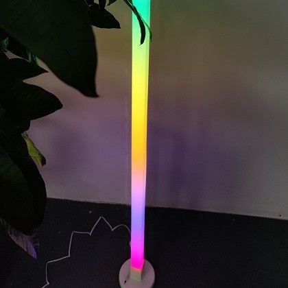 Schlafzimmer Dekorations-Umgebungslicht 1,5 m LED Farbenfrohe kleine Box Fernbedienung Fußbodenlampe 10000 Arbeitsstunden